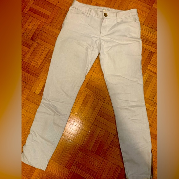 Banana Republic Women’s off white skinny jeans, zipper on sides on. Waist 26 - Picture 1 of 4